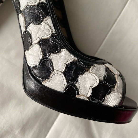 BETSY JOHNSON black and white heart peep toe pumps - Picture 4 of 12